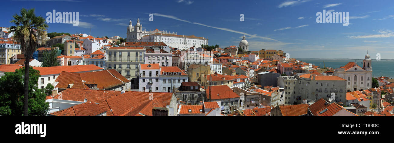 Punto di vista di Santa Luzia oltre Alfama (quartiere vecchio della città di Lisbona). Foto Stock