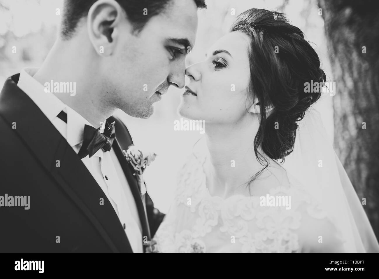 Sposi correre e saltare in park tenendo le mani. Foto Stock