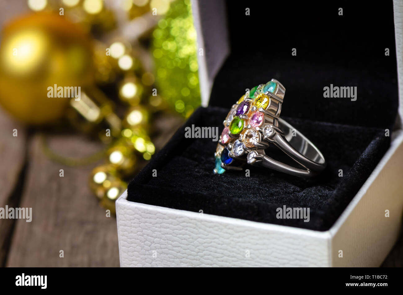 Anello in argento con gemme di colore bianco in confezione regalo. Regalo per natale. Foto Stock