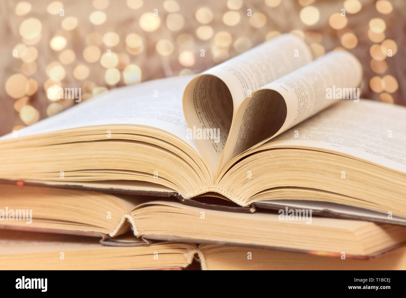 Vecchi libri su un tavolo di legno. Amore per la lettura del concetto. Foto Stock