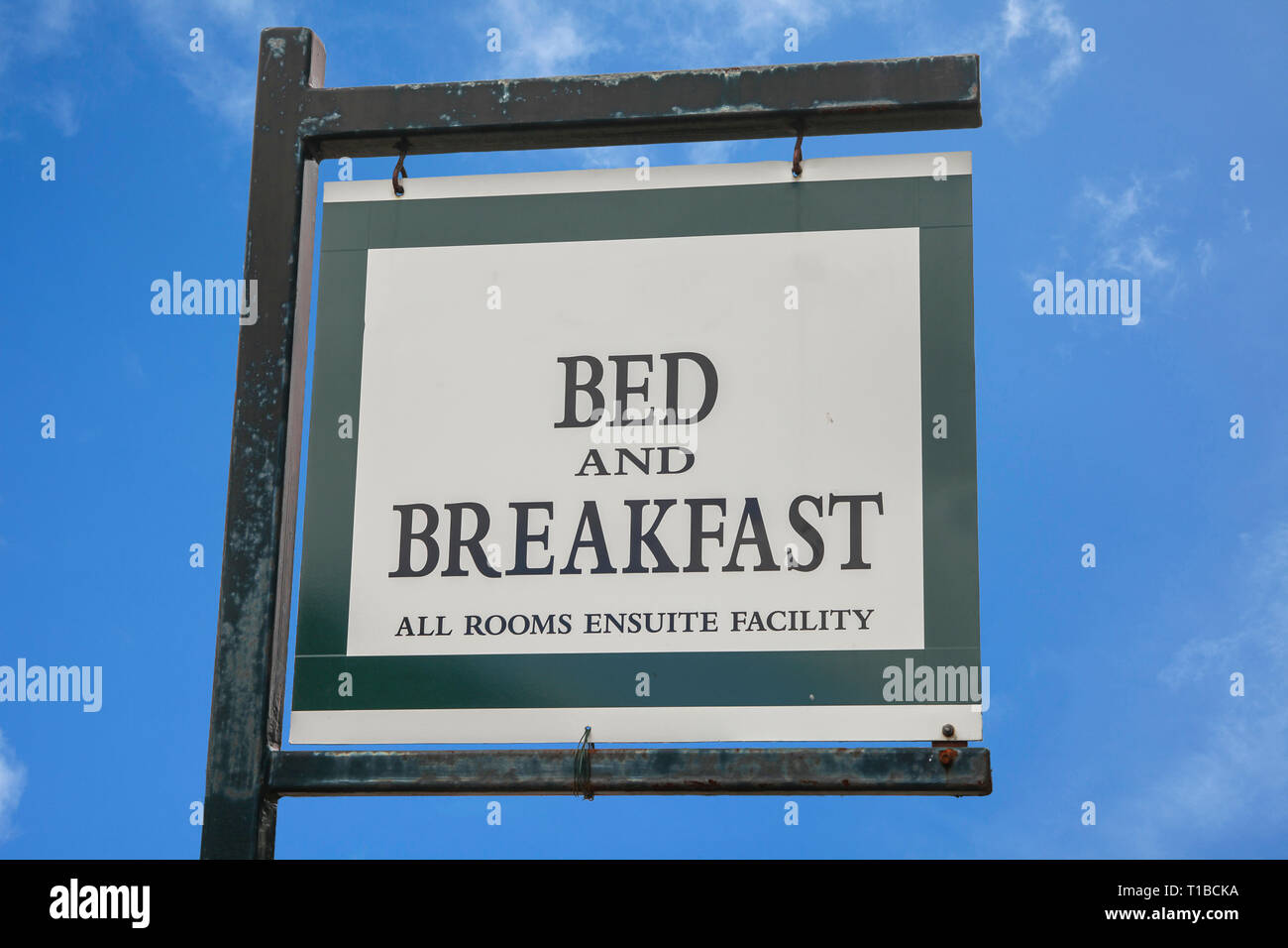 Bed and breakfast tradizionale segno contro un cielo blu Foto Stock