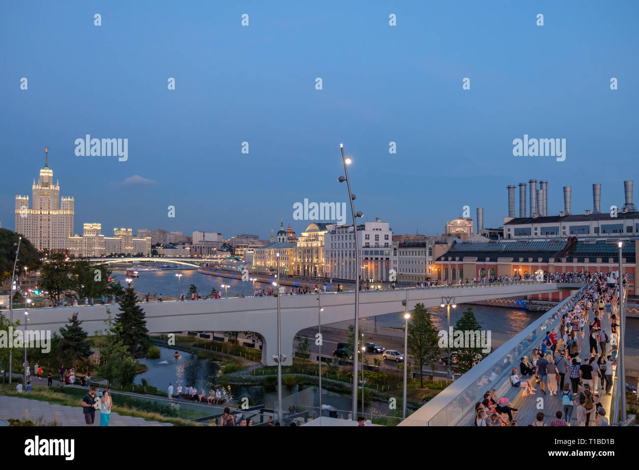 Mosca - 04 agosto 2018: Paesaggio con vista serale su Mosca central park 'Zaryadye' Foto Stock