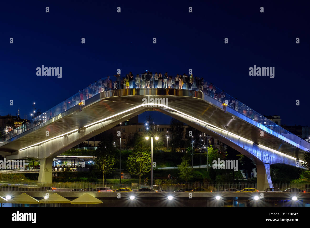 Mosca - 10 agosto 2018: vista notturna su soaring ponte con persone in Zaryadye park. Foto Stock
