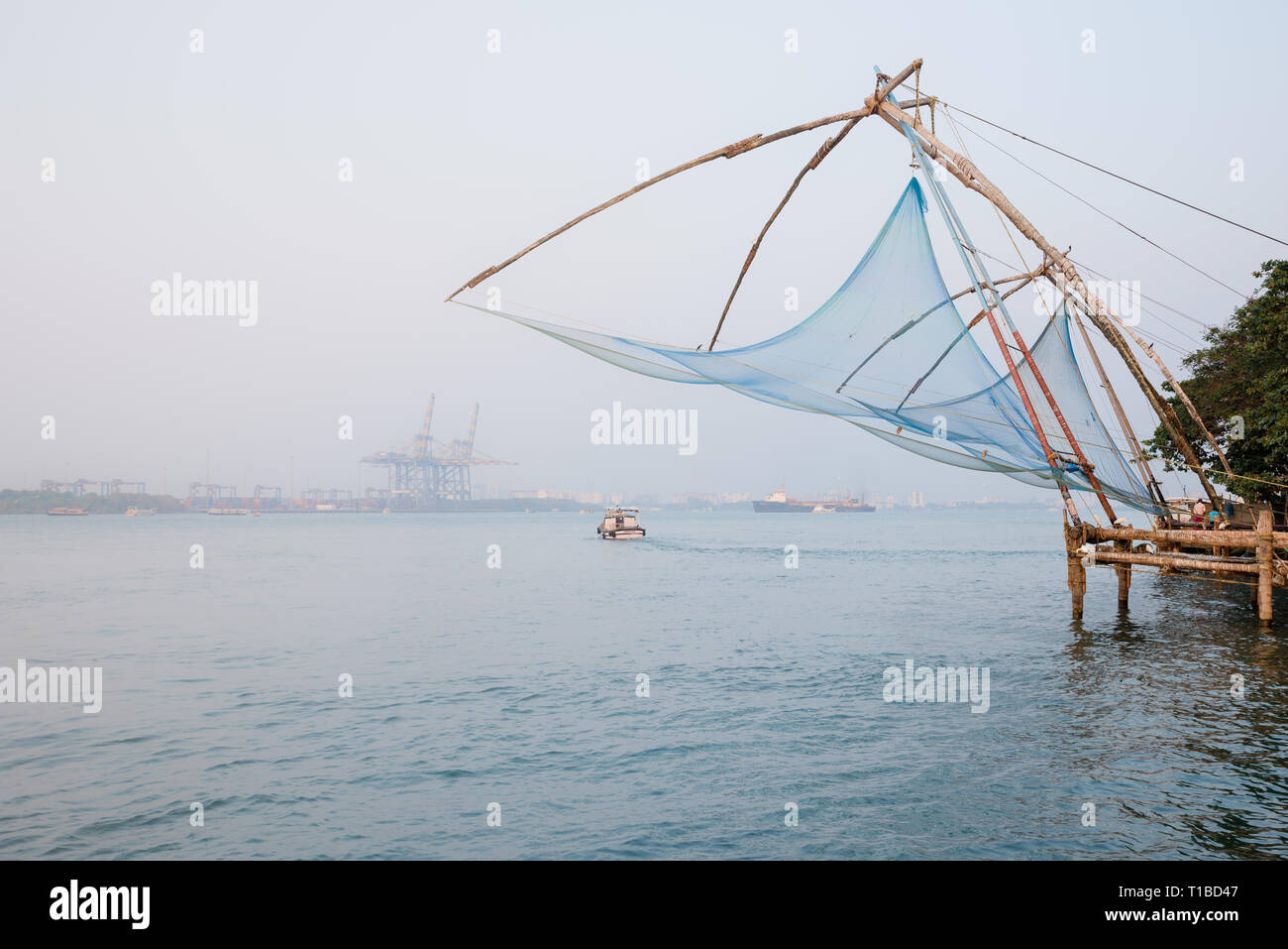 Un Cinese tradizionale rete da pesca chiamato Cheena vala, una vista tipica di Kochin fascia costiera, in India. Foto Stock