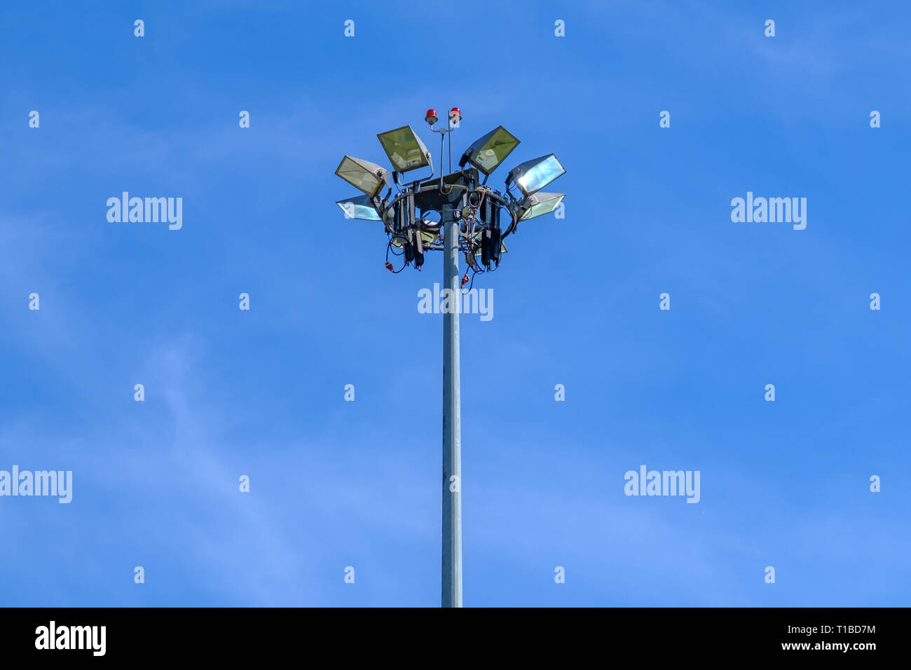Montante di elevata illuminazione in aeroporto sul cielo blu sullo sfondo. Foto Stock