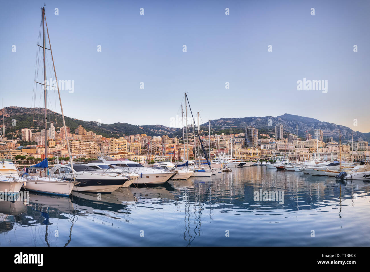 Mattina panorama di Porto Ercole nel Principato di Monaco Foto Stock