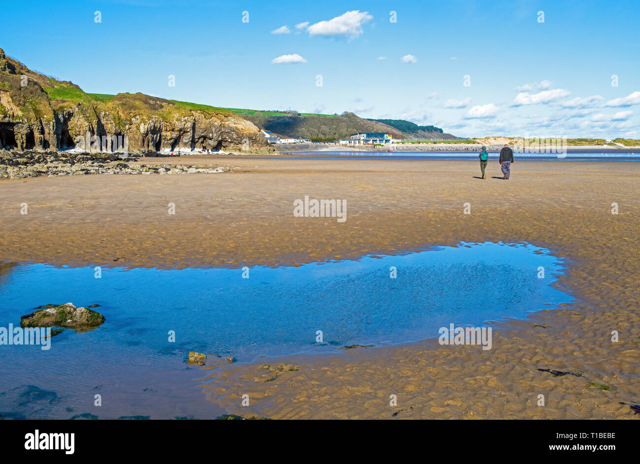 Guardando verso est su Pendine Sands in Carmarthenshire su una luminosa e soleggiata giornata. Questo è molto vicino al confine della contea di Pembrokeshire. Foto Stock