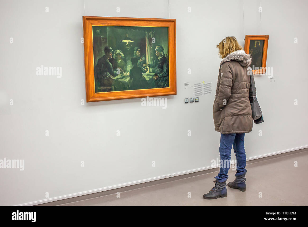 Donna che guarda la pittura i mangiatori potatoe di Vincent van Gogh (1853-1890) presso il Museo Kroller-Muller nei Paesi Bassi Foto Stock