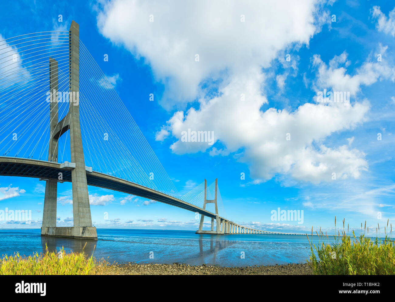 Ponte Vasco de Gama sul fiume Tago a Lisbona, Portogallo Foto stock - Alamy