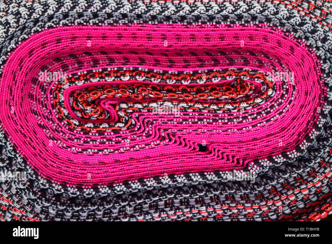 Vivid rosa con bianco e blu navy arrotolato tessuto peruviana per lo sfondo, banner, tessitura Foto Stock