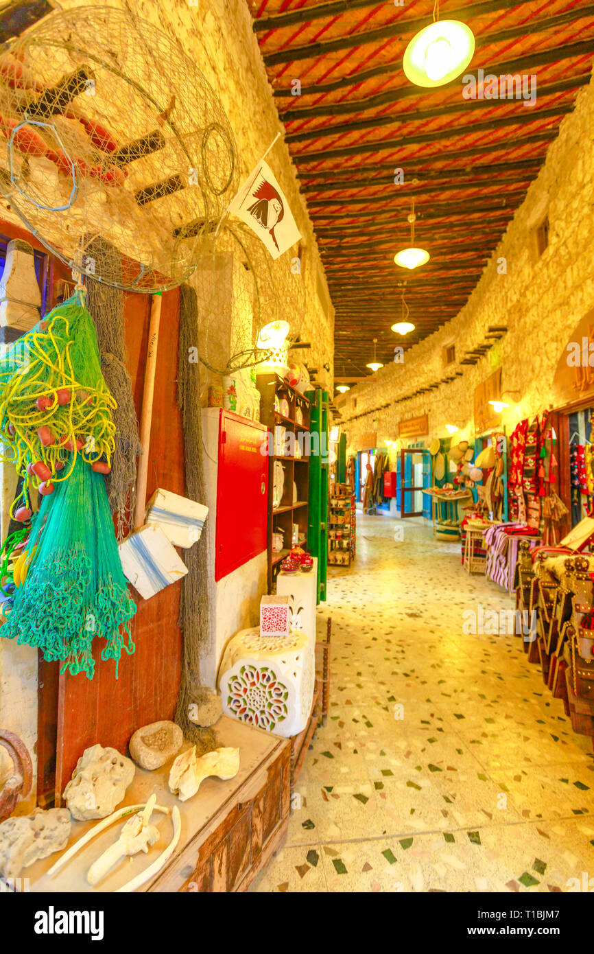 Doha, Qatar - 17 Febbraio 2019: all'interno di Souq Waqif il vecchio mercato tradizionale. Il souq è considerata una delle migliori località per i turisti a Doha Foto Stock