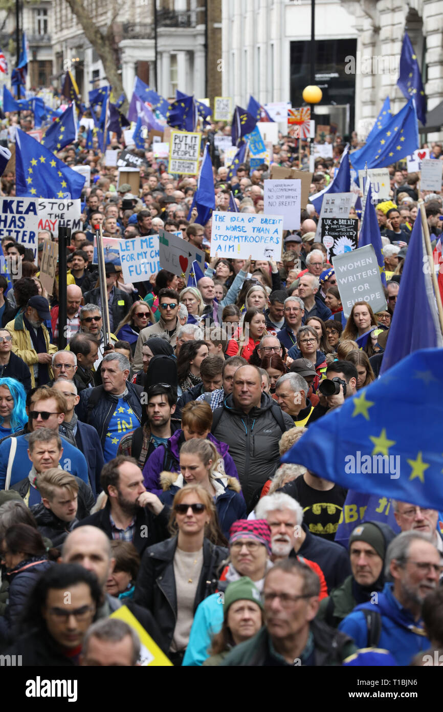 Migliaia di manifestanti Anti-Brexit marzo a Londra per protestare per un voto popolare sul risultato del referendum Brexit, London, England Regno Unito Foto Stock