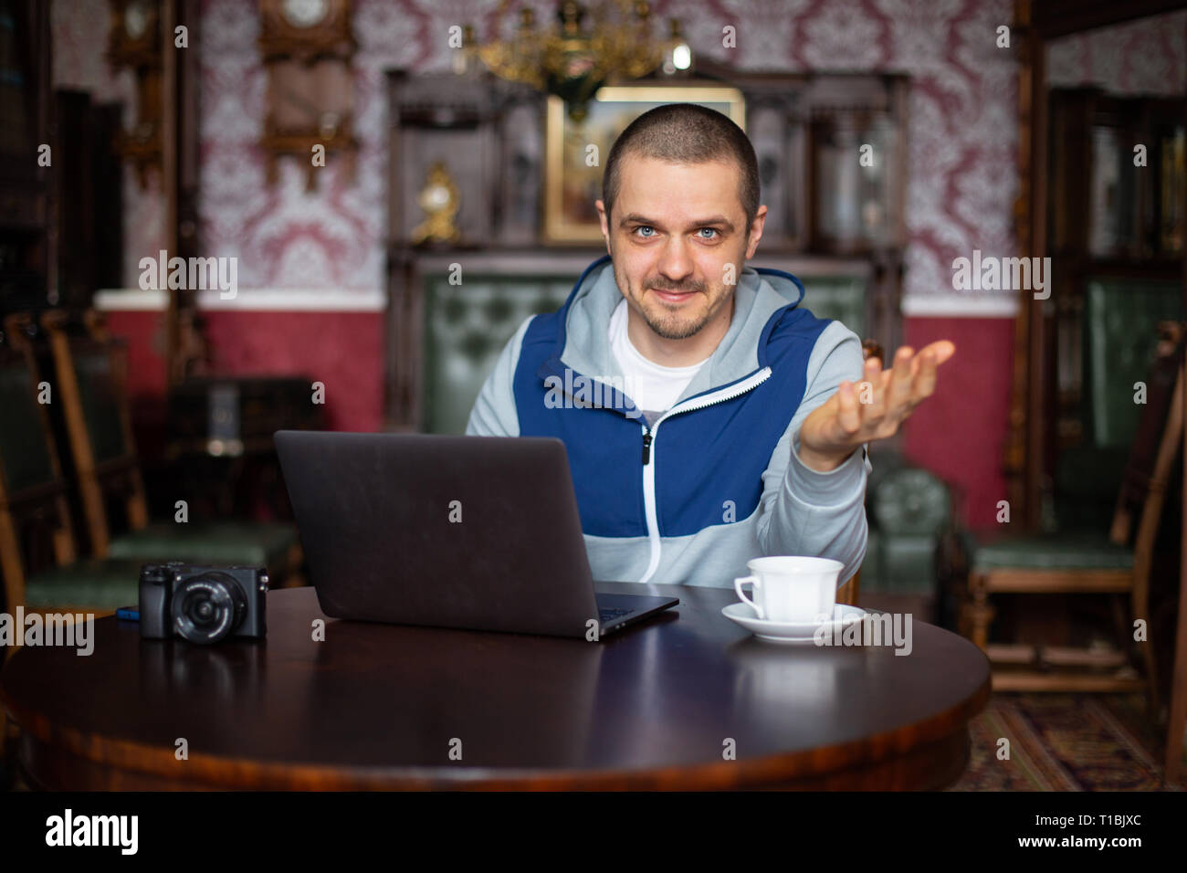 L'uomo blogger raccontare qualcosa al suo pubblico nella fotocamera Foto Stock