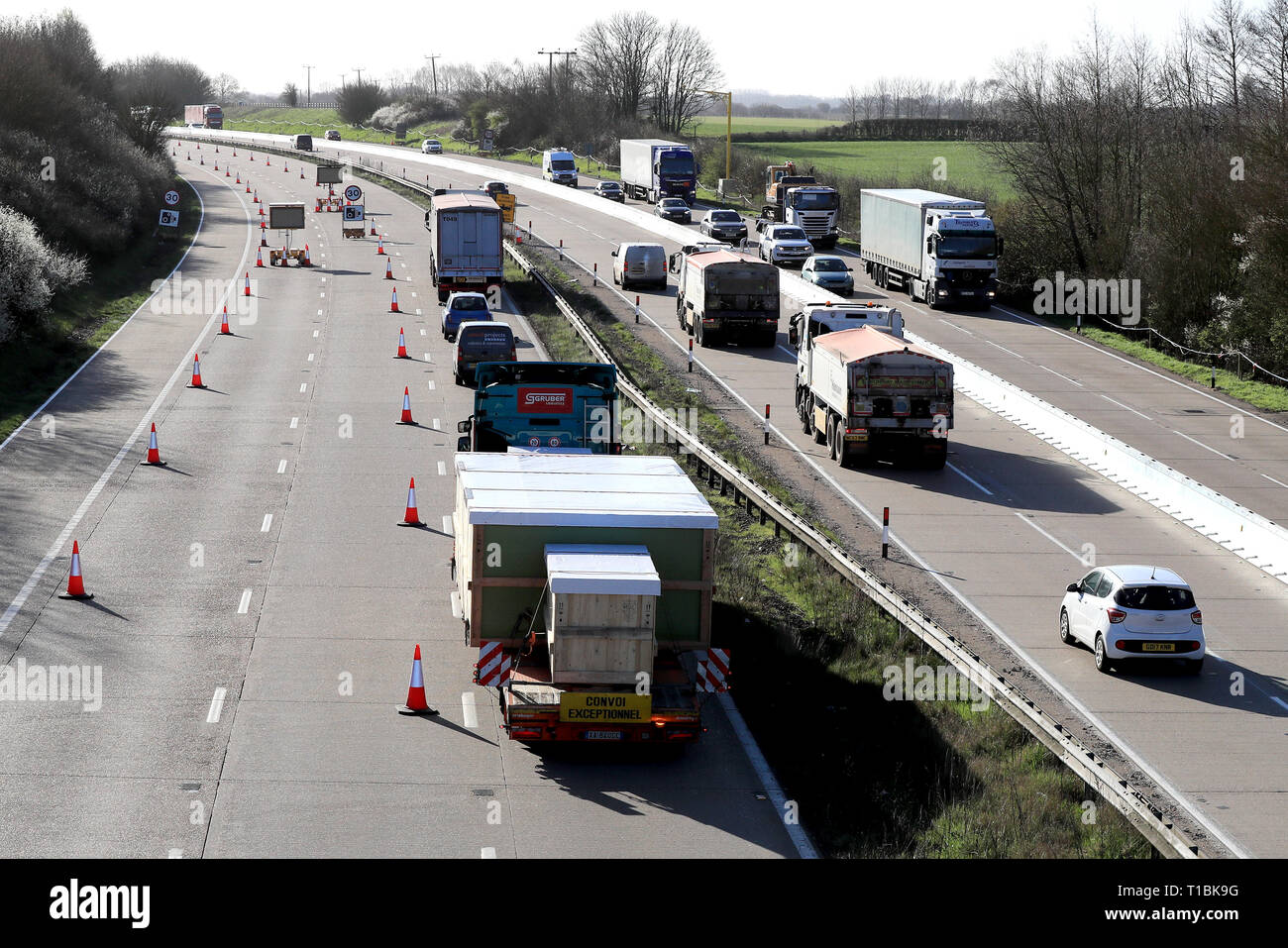 Una vista dell'autostrada M20 vicino a Maidstone nel Kent, come un lato della principale autostrada per il porto di Dover chiude per il funzionamento Brock, un sistema contraflow tra i raccordi 8 e 9 per alleviare la congestione nel Kent se il traffico di grind una battuta di arresto in caso di no-deal Brexit. Foto Stock