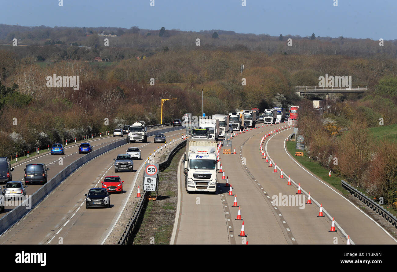 Una vista dell'autostrada M20 vicino a Maidstone nel Kent, come un lato della principale autostrada per il porto di Dover chiude per il funzionamento Brock, un sistema contraflow tra i raccordi 8 e 9 per alleviare la congestione nel Kent se il traffico di grind una battuta di arresto in caso di no-deal Brexit. Foto Stock