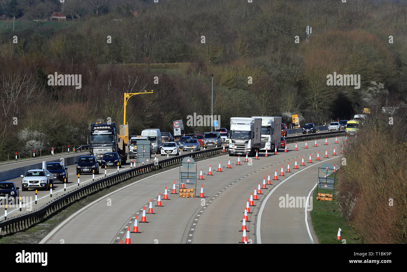 Una vista dell'autostrada M20 vicino a Maidstone nel Kent, come un lato della principale autostrada per il porto di Dover chiude per il funzionamento Brock, un sistema contraflow tra i raccordi 8 e 9 per alleviare la congestione nel Kent se il traffico di grind una battuta di arresto in caso di no-deal Brexit. Foto Stock