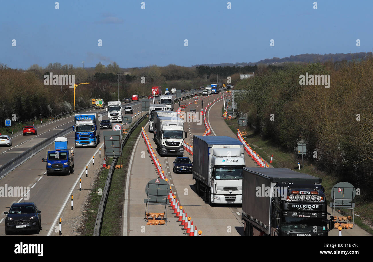 Una vista dell'autostrada M20 vicino a Ashford in Kent, come un lato della principale autostrada per il porto di Dover chiude per il funzionamento Brock, un sistema contraflow tra i raccordi 8 e 9 per alleviare la congestione nel Kent se il traffico di grind una battuta di arresto in caso di no-deal Brexit. Foto Stock