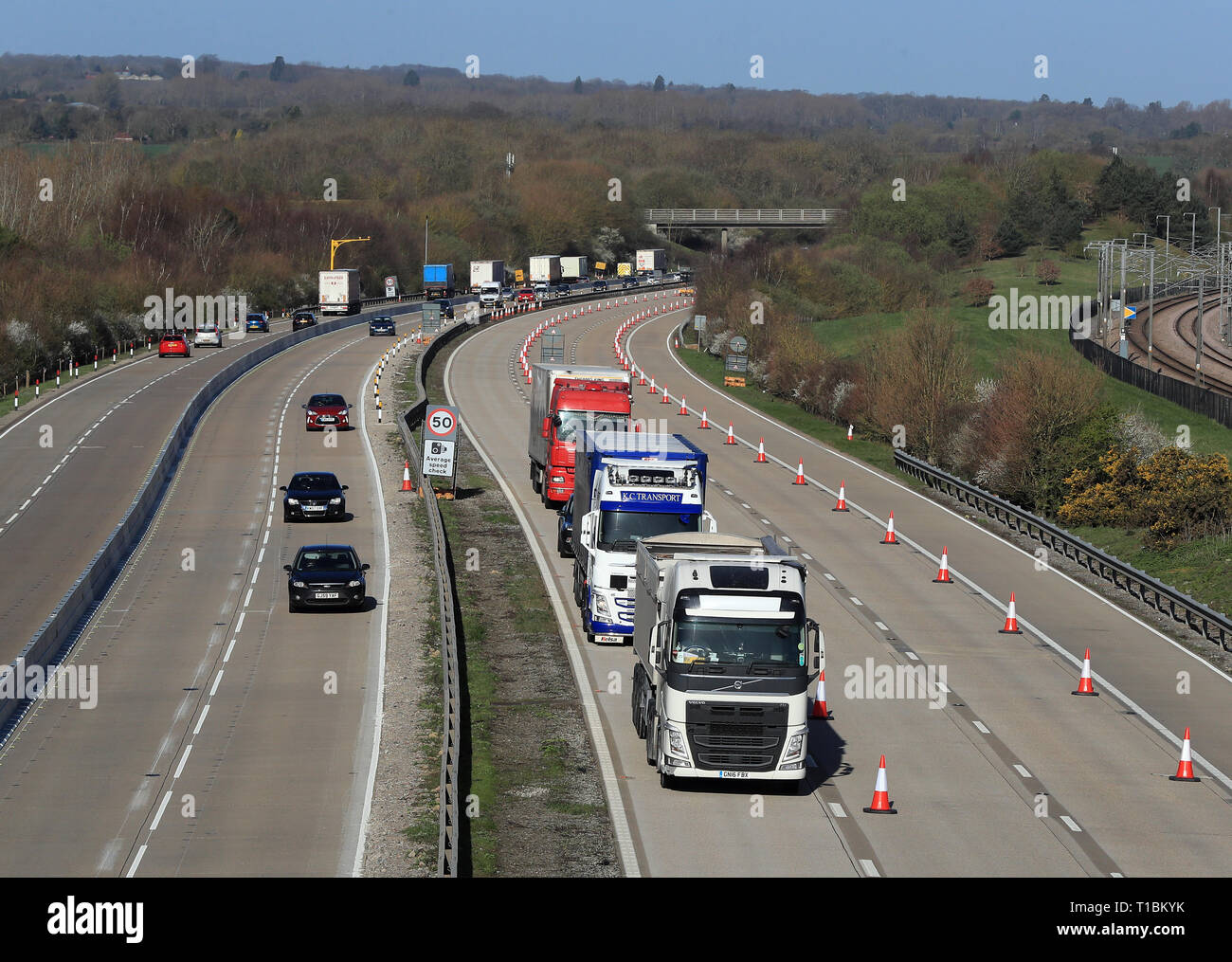 Una vista dell'autostrada M20 vicino a Maidstone nel Kent, come un lato della principale autostrada per il porto di Dover chiude per il funzionamento Brock, un sistema contraflow tra i raccordi 8 e 9 per alleviare la congestione nel Kent se il traffico di grind una battuta di arresto in caso di no-deal Brexit. Foto Stock