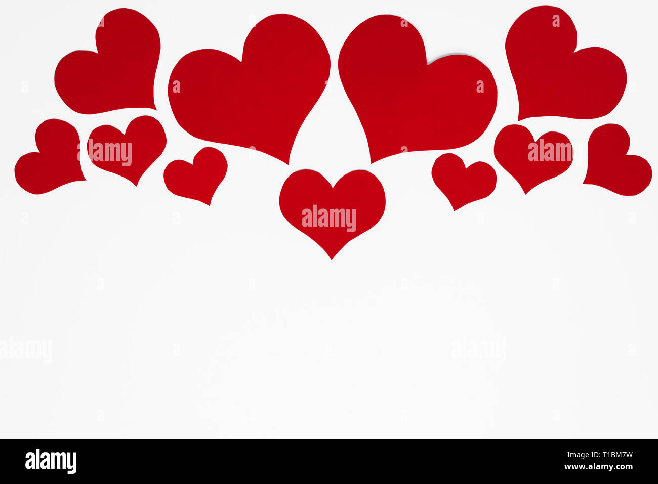 Romantico cuore rosso su sfondo bianco come un simmetrico telaio superiore per una copia dello spazio per Happy Valentines saluti. Concetto per le madri o Womens giorno beau Foto Stock