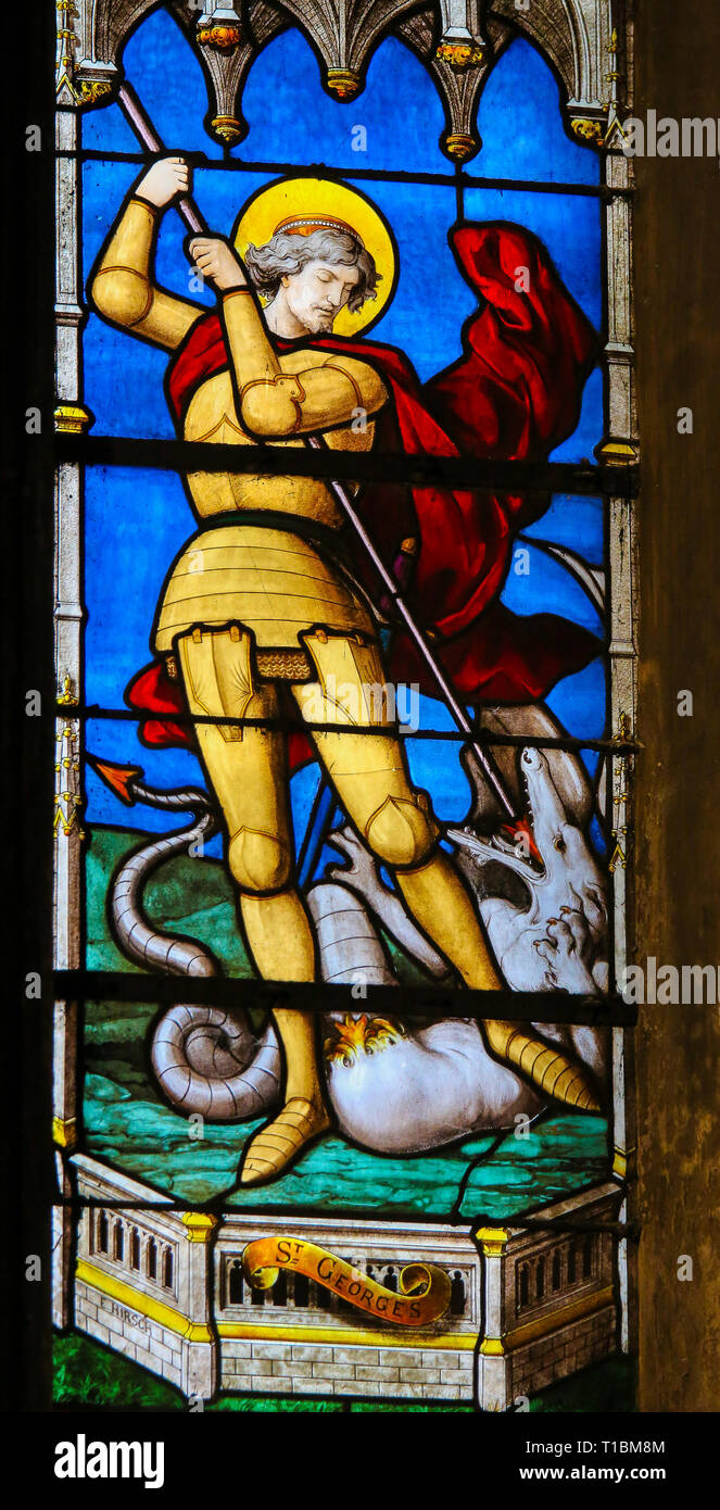 Vetro colorato nella chiesa di Saint Severin, Quartiere Latino, Parigi, Francia, raffigurante San Giorgio che uccide il drago Foto Stock