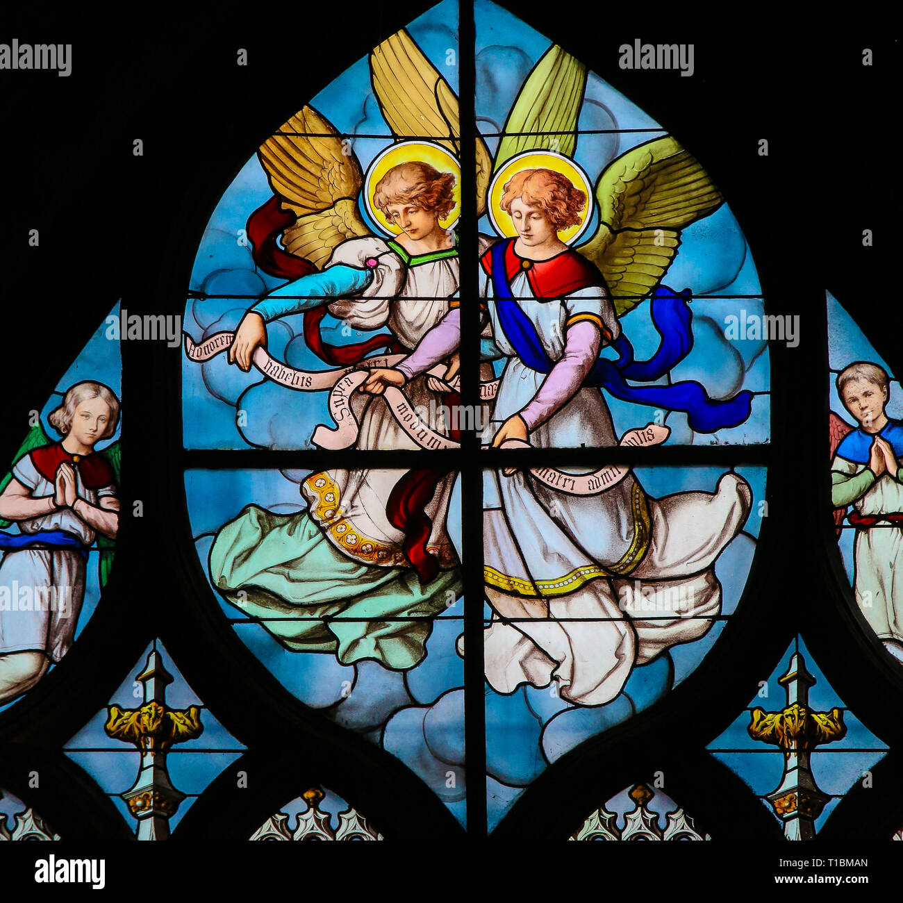 Vetro colorato nella chiesa di Saint Severin, Quartiere Latino, Parigi, Francia, raffiguranti angeli Foto Stock