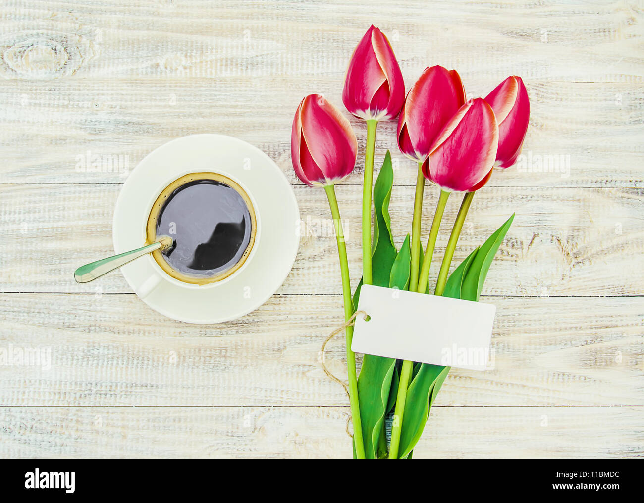 Tazza di caffè sul tavolo per la prima colazione. Il fuoco selettivo. Il cibo. Foto Stock