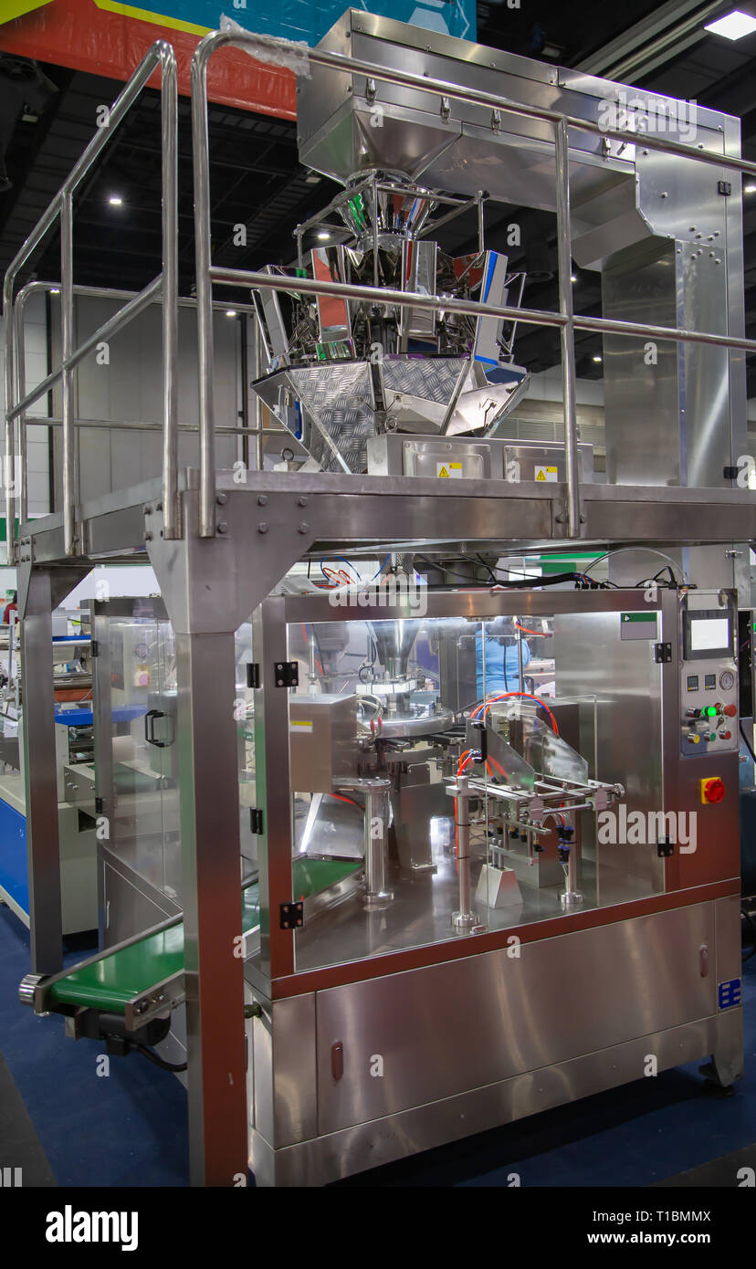 Verticali multi-testa pesatrice confezionatrice per bustine chips snack Foto Stock