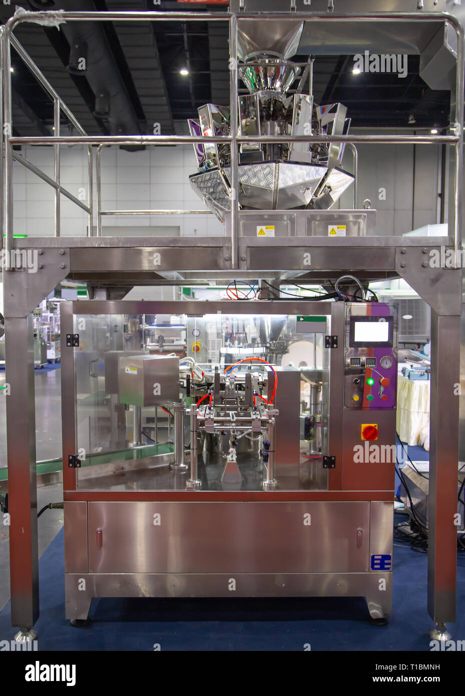 Verticali multi-testa pesatrice confezionatrice per bustine chips snack Foto Stock