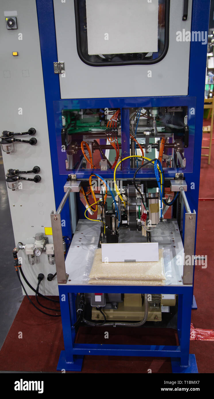 Completamente automatico macchina impacchettatrice per singolo tipo di sacchetto Foto Stock