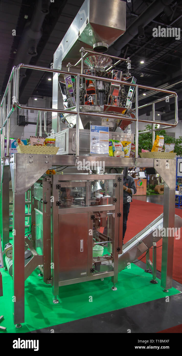 Verticali multi-testa pesatrice confezionatrice per bustine chips snack Foto Stock