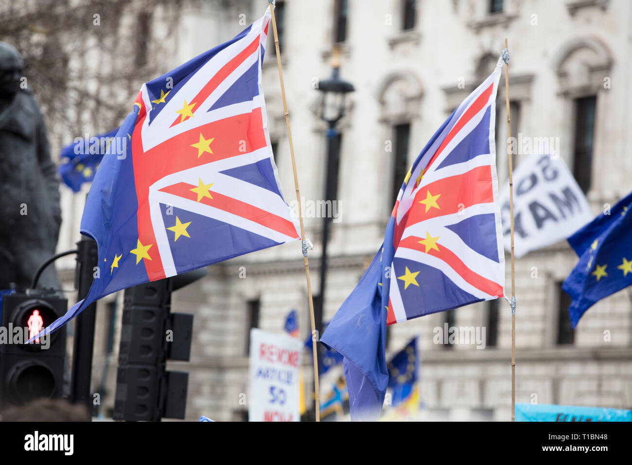 Unione Europea e bandiere britanniche volare insieme ad un anti-politica Brexit marzo Foto Stock