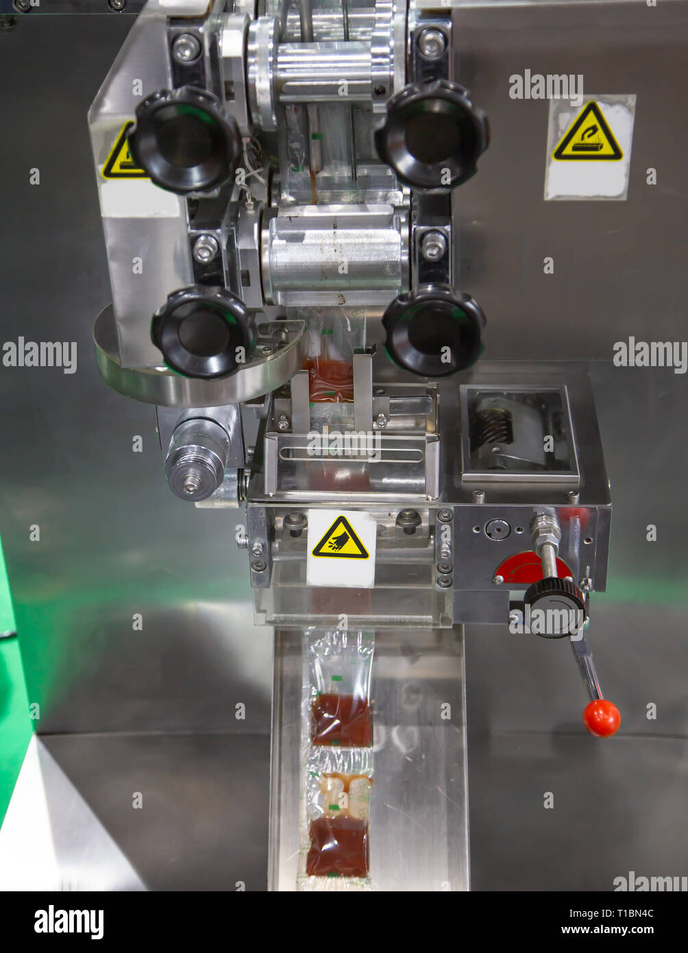 Automatico di tenuta verticale e la macchina impacchettatrice per industria alimentare Foto Stock
