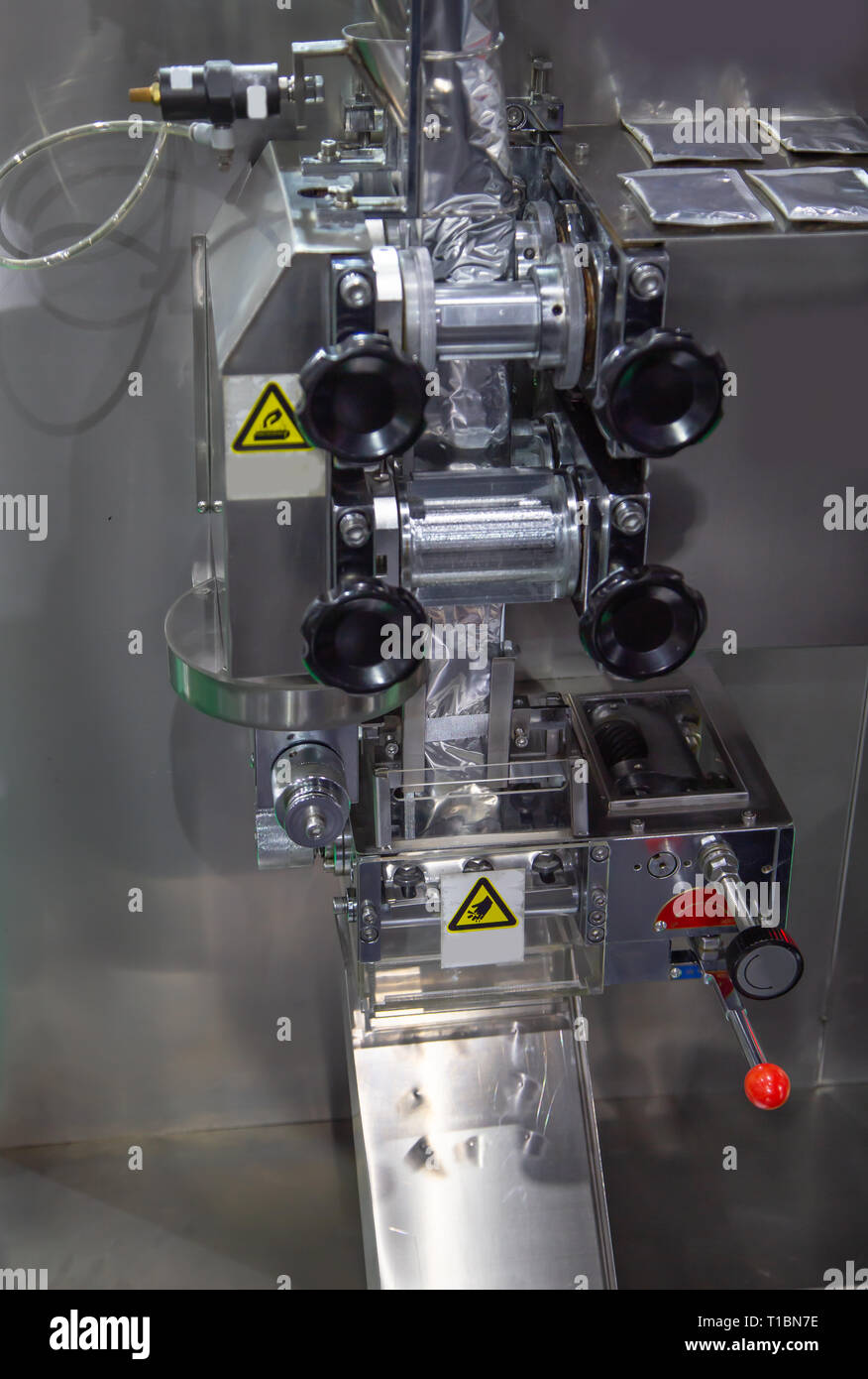 Automatico di tenuta verticale e la macchina impacchettatrice per industria alimentare Foto Stock