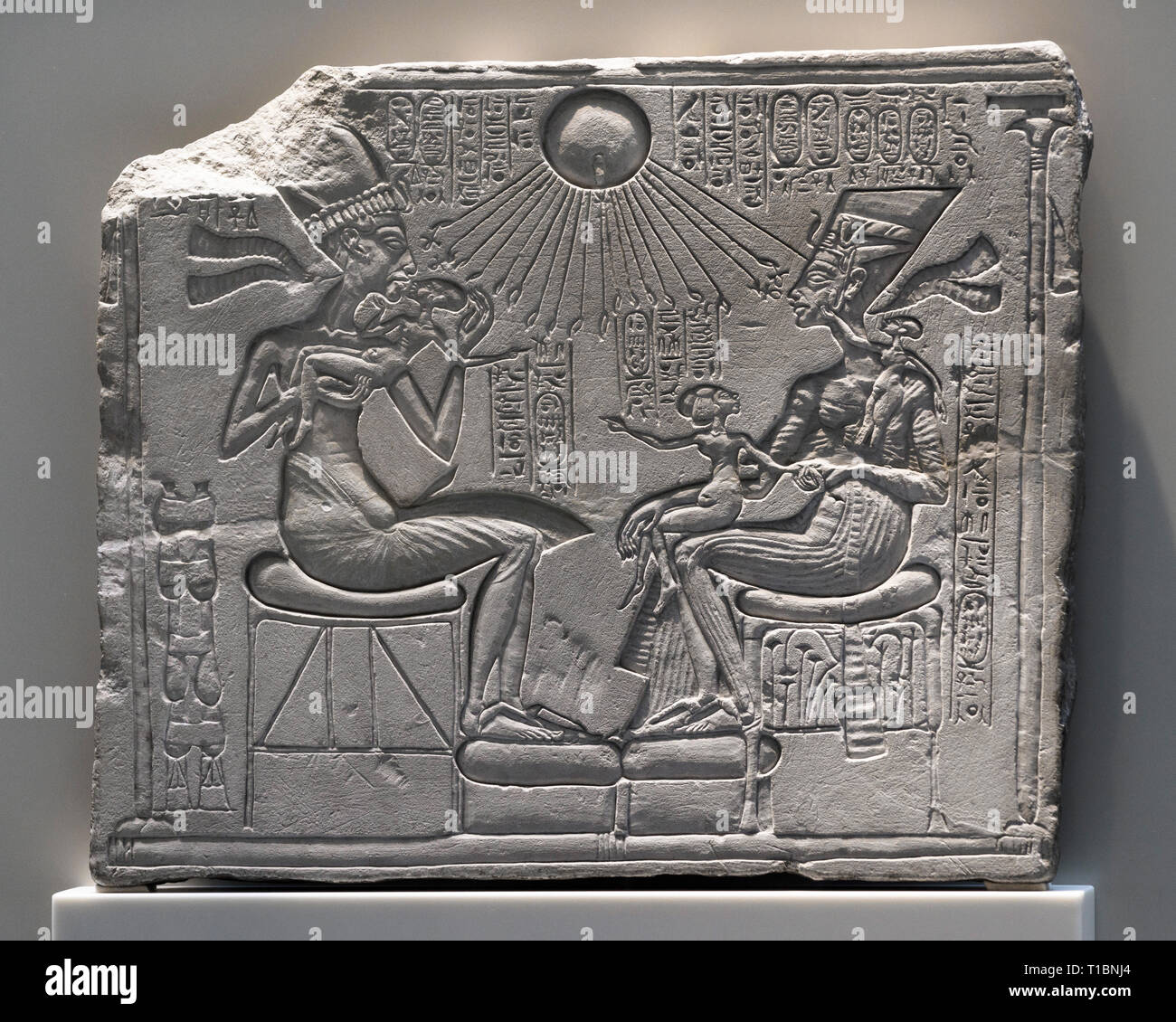 Berlino. Germania. Casa altare (santuario stela) raffigurante Egyptain faraone Akhenaten, regina Nefertiti e tre figlie al di sotto del dio Sole Aton. N Foto Stock