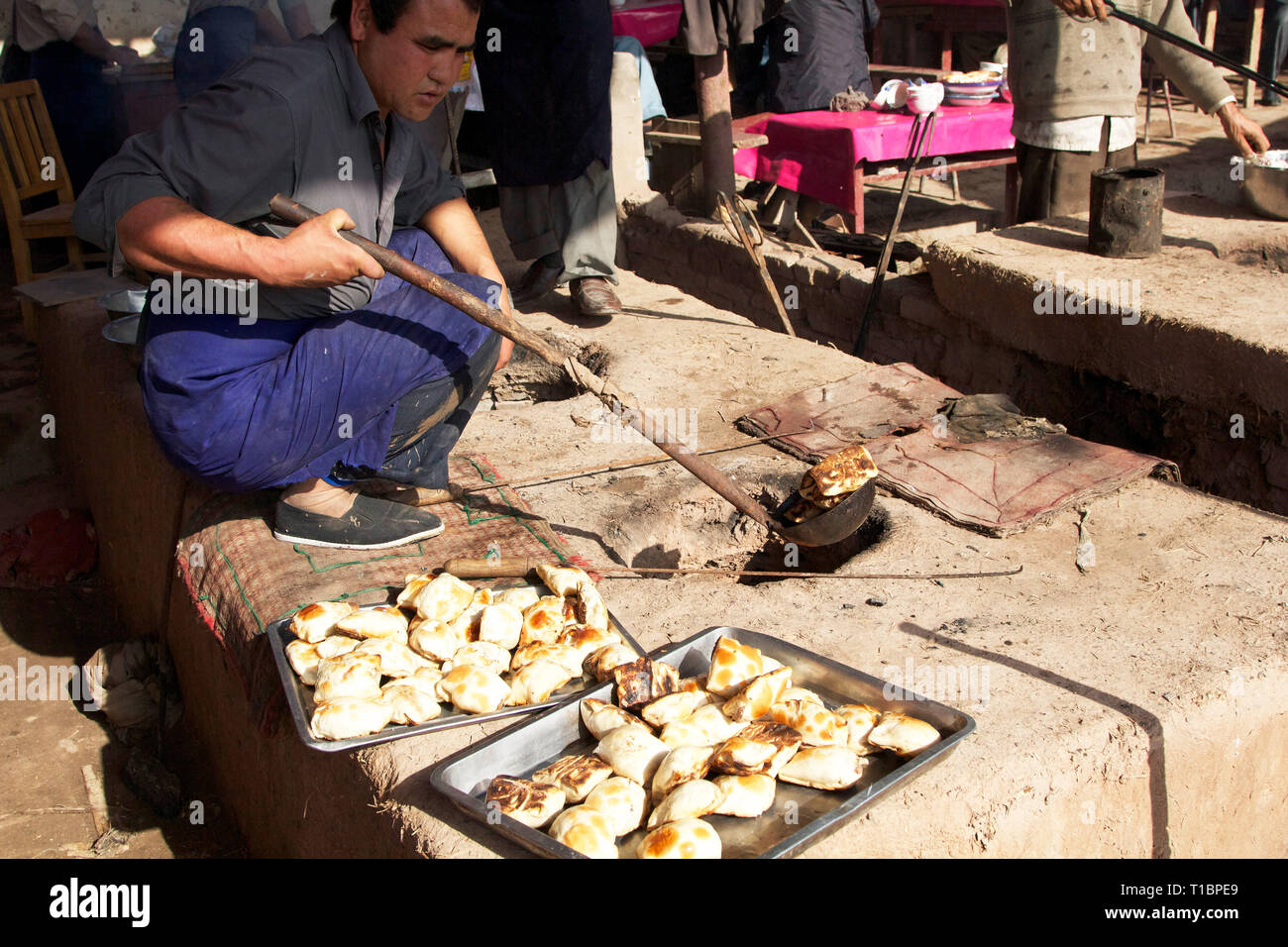 Cottura della sama Uyghur Cuisine al Food Court al mercato di Kashgar, regione autonoma di Xinjiang, Cina. Foto Stock