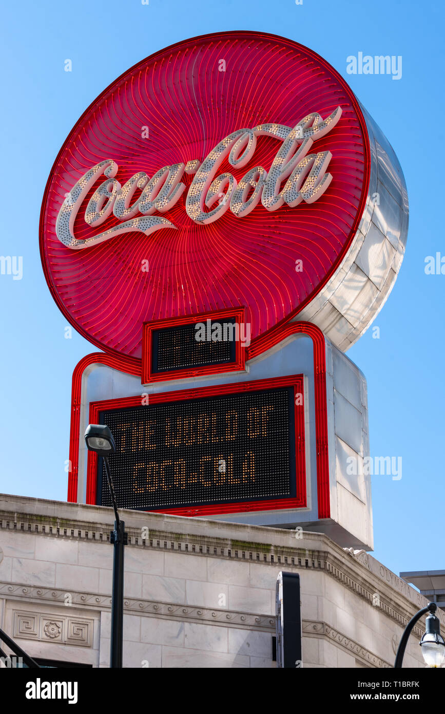 Illuminato segno Coca-Cola nel centro di Atlanta, Georgia, sedi nel mondo di Coca Cola. (USA) Foto Stock