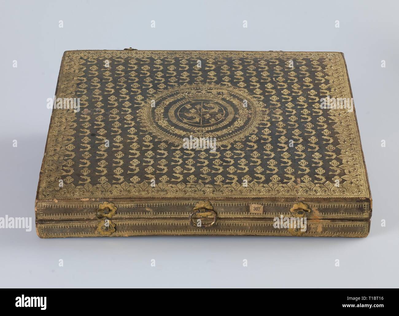 Anonimo / 'Trousse de veneur; caso per un set di attrezzi per il taglio di gioco". 1670 - 1711. Avorio, metallo, velluto. Museo : Museo del Prado di Madrid, España. Foto Stock