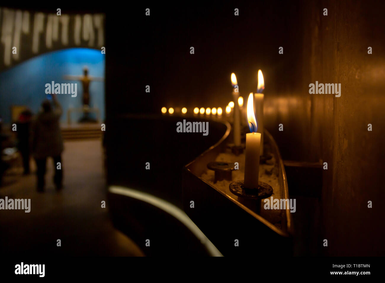 Alta, Finnmark, Norvegia - 8 Marzo 2019: Northern Lights Cattedrale. Lo spazio interno della chiesa. Candele nel tempio. Messa a fuoco selettiva Foto Stock