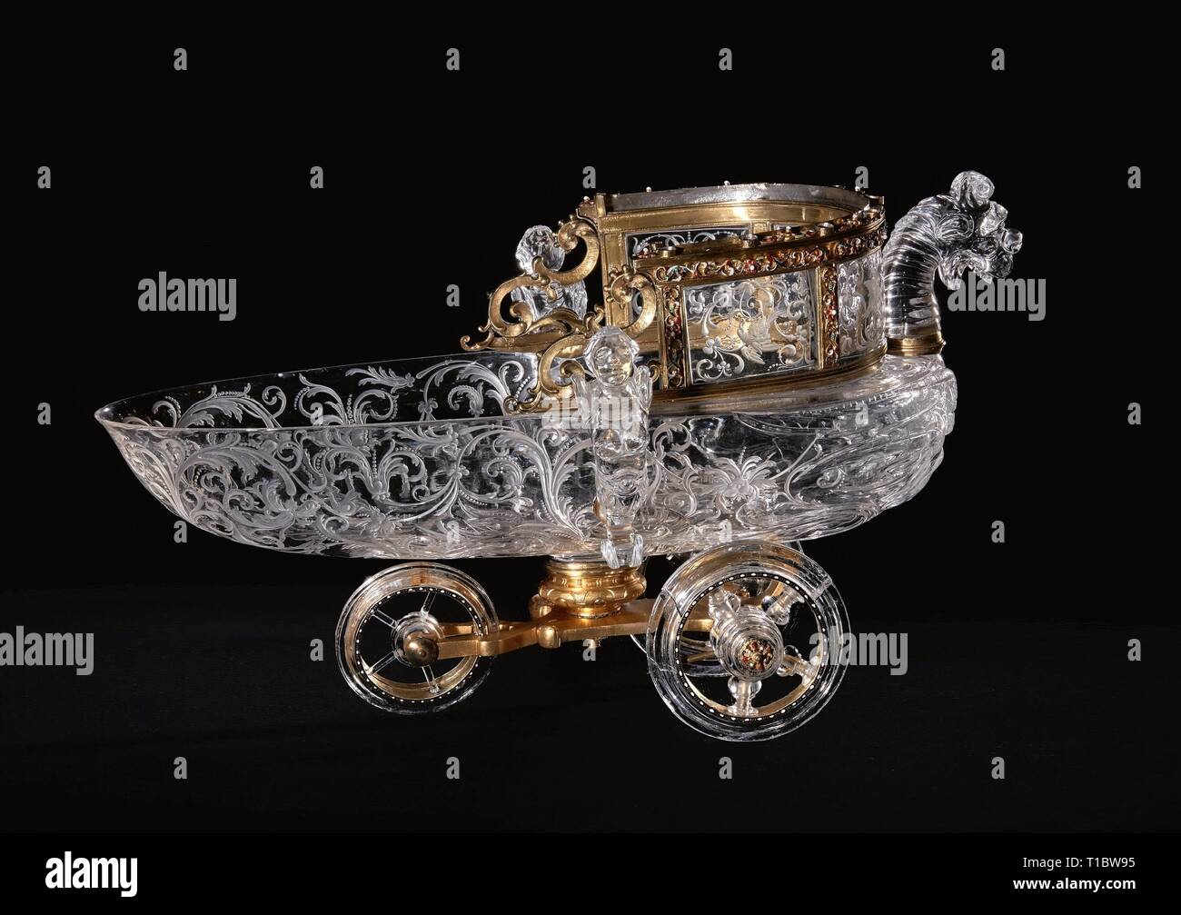 Officina del Miseroni (?) / "cristallo di rocca barca con un drago, due  creature fantastiche e ruote". Ca. 1610. Lega di rame, il cristallo di  rocca / quarzo ialina, smalto, oro, argento-dorato.