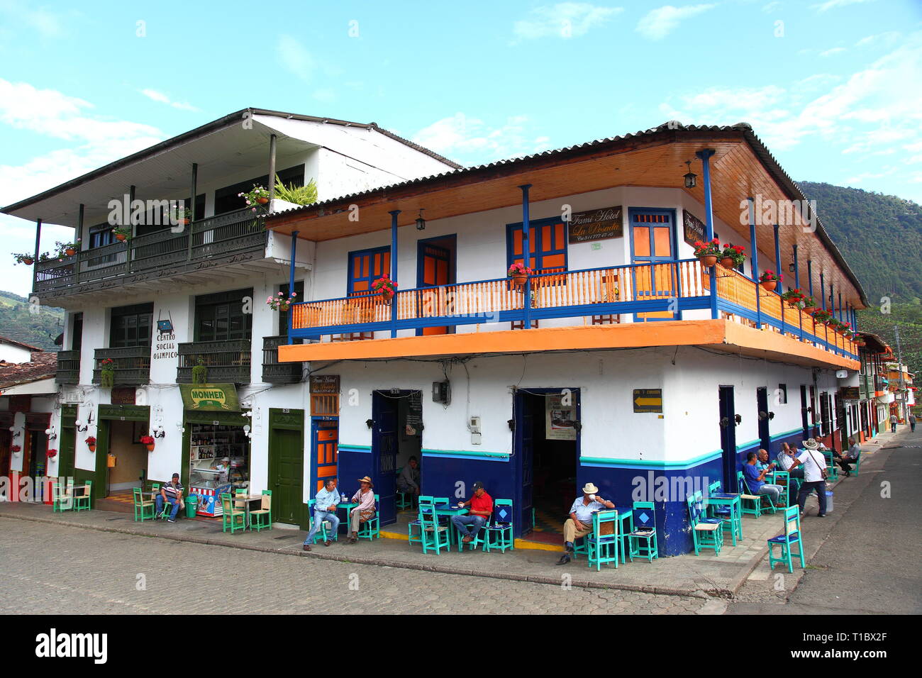 Dipinto luminosamente bar nel XIX secolo.città coloniale di Jardin in Antioquia Distretto di Colombia. Foto Stock