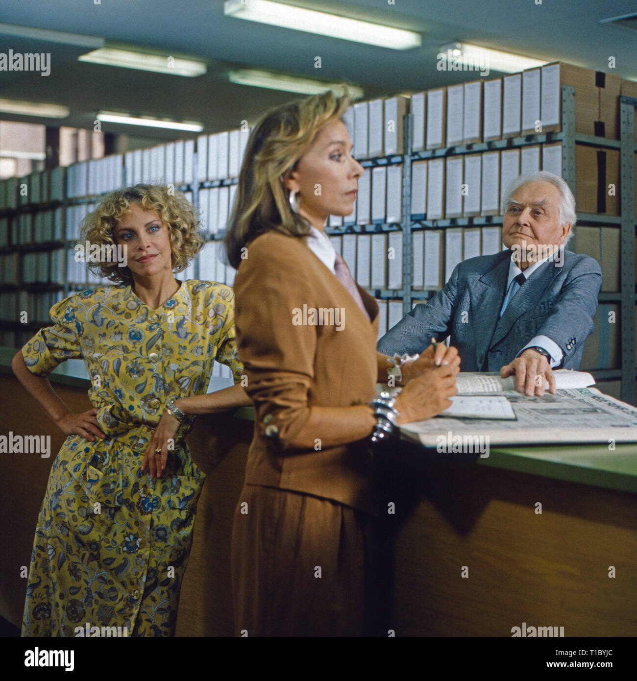 Das Erbe der Guldenburgs, Fernsehserie, Deutschland 1986 - 1988, Folge: 'Die feindlichen Geschwister', Darsteller: Sydne Roma, Monika Peitsch, Hans Wolfgang Zeiger Foto Stock