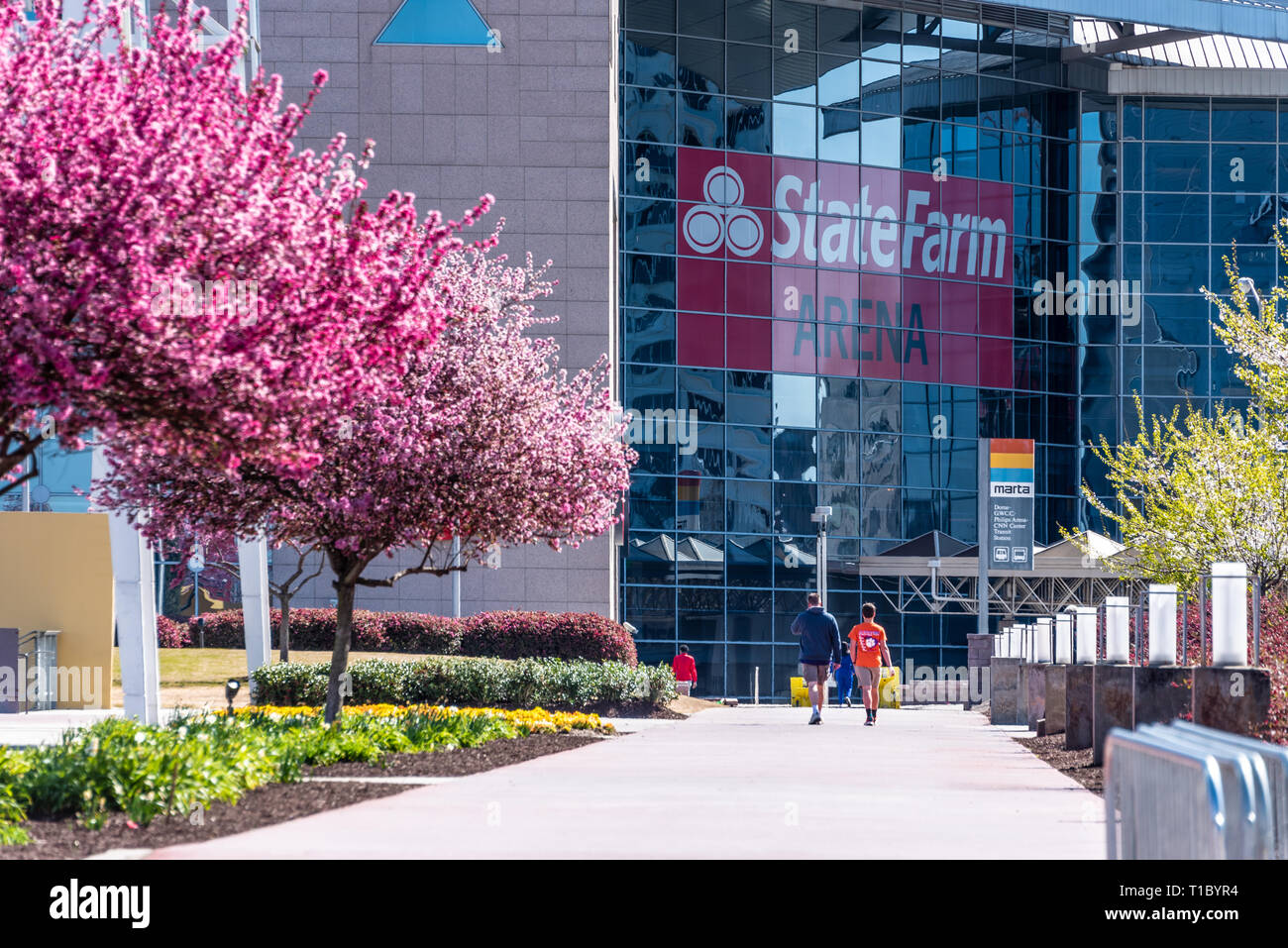 I colori della primavera in Atlanta sul display lungo la passerella tra la Mercedes-Benz Stadium e il membro Agriturismo Arena nel centro di Atlanta, Georgia. Foto Stock