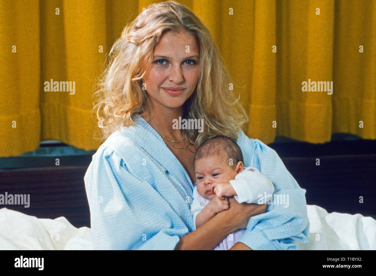 Das Erbe der Guldenburgs, Fernsehserie, Deutschland 1986 - 1988, Folge: 'Die grosse Show', Darsteller: Katharina Böhm mit Baby Foto Stock