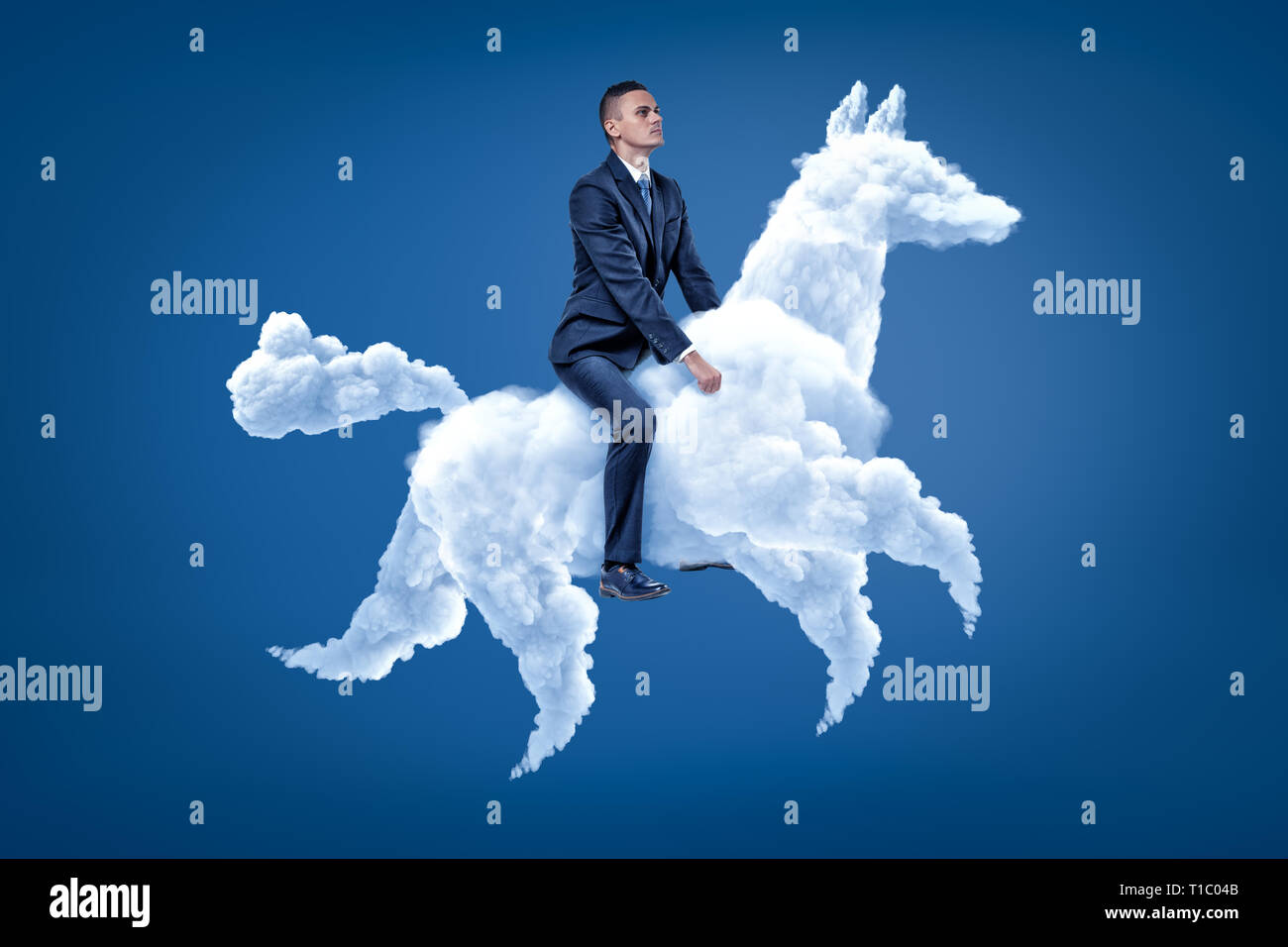 Giovane imprenditore cavallo bianco cavallo cloud su sfondo blu Foto Stock