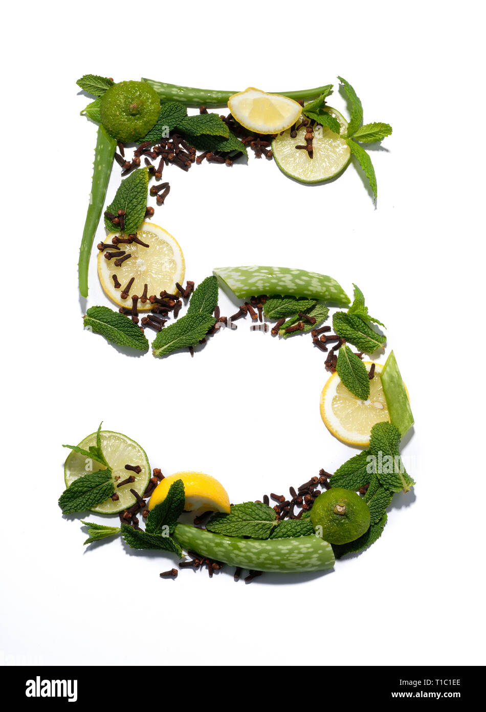 Il numero 5 realizzato da piante e frutta. Foto Stock