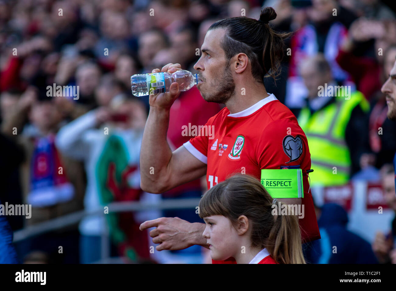 Gareth Bale del Galles passeggiate sul campo contro la Slovacchia. Il Galles v Slovacchia UEFA EURO 2020 il qualificatore a Cardiff City Stadium. Foto Stock