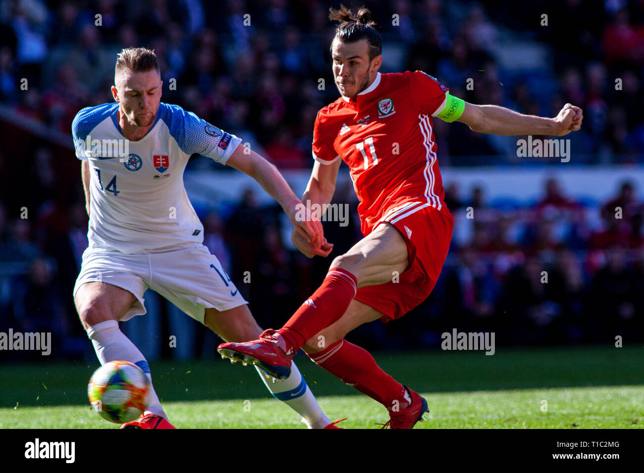 Gareth Bale del Galles in azione contro la Slovacchia. Il Galles v Slovacchia UEFA EURO 2020 il qualificatore a Cardiff City Stadium, Foto Stock