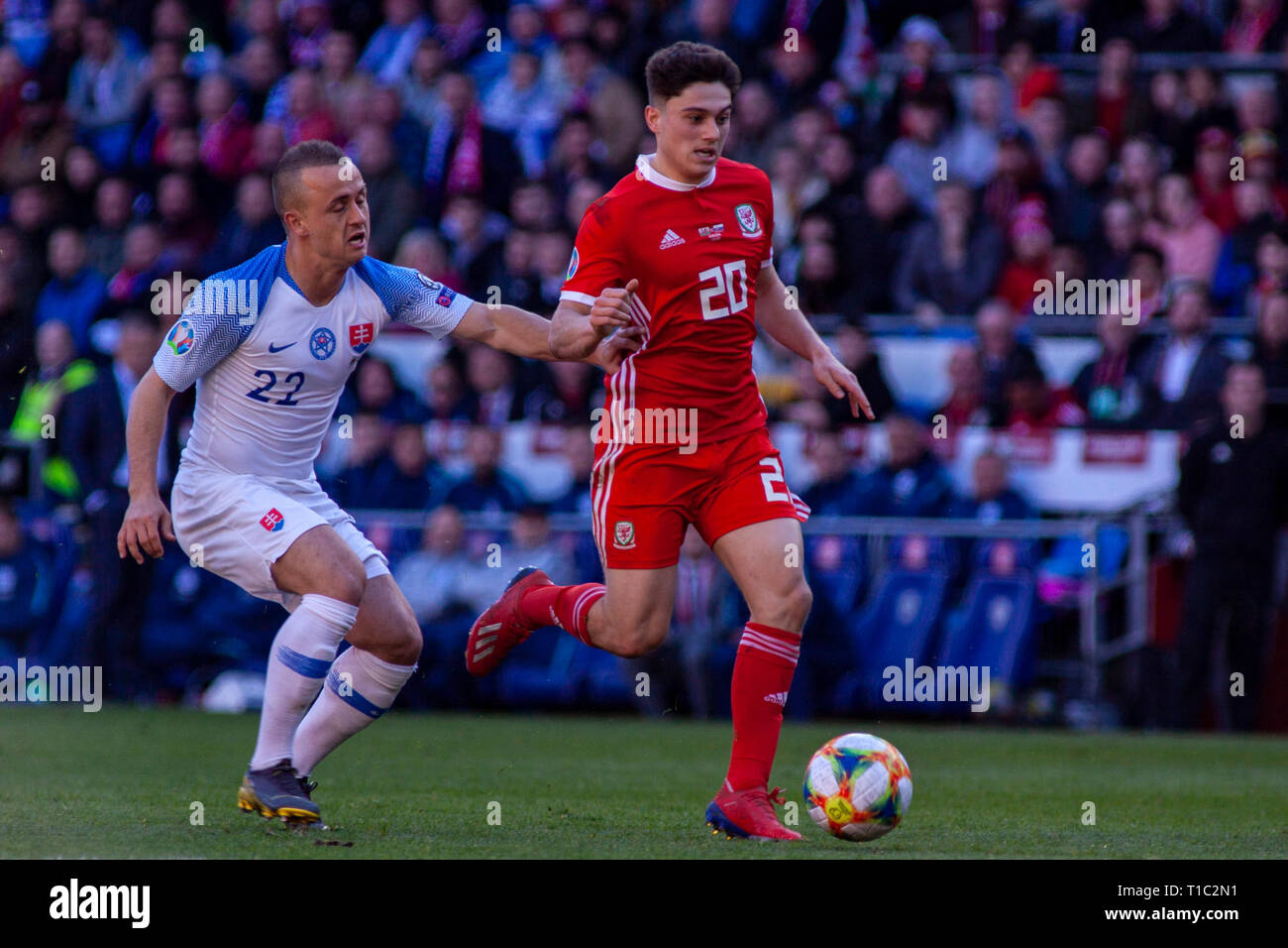 Dan James del Galles in azione contro la Slovacchia. Il Galles v Slovacchia UEFA EURO 2020 il qualificatore a Cardiff City Stadium, Foto Stock