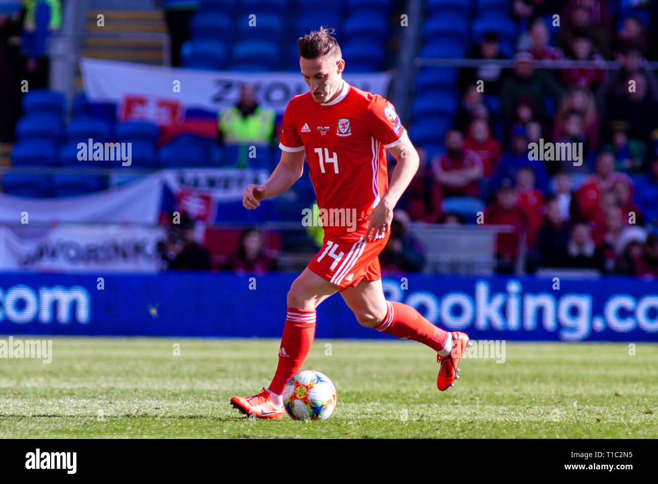 Connor Roberts del Galles in azione contro la Slovacchia. Il Galles v Slovacchia UEFA EURO 2020 il qualificatore a Cardiff City Stadium. Foto Stock