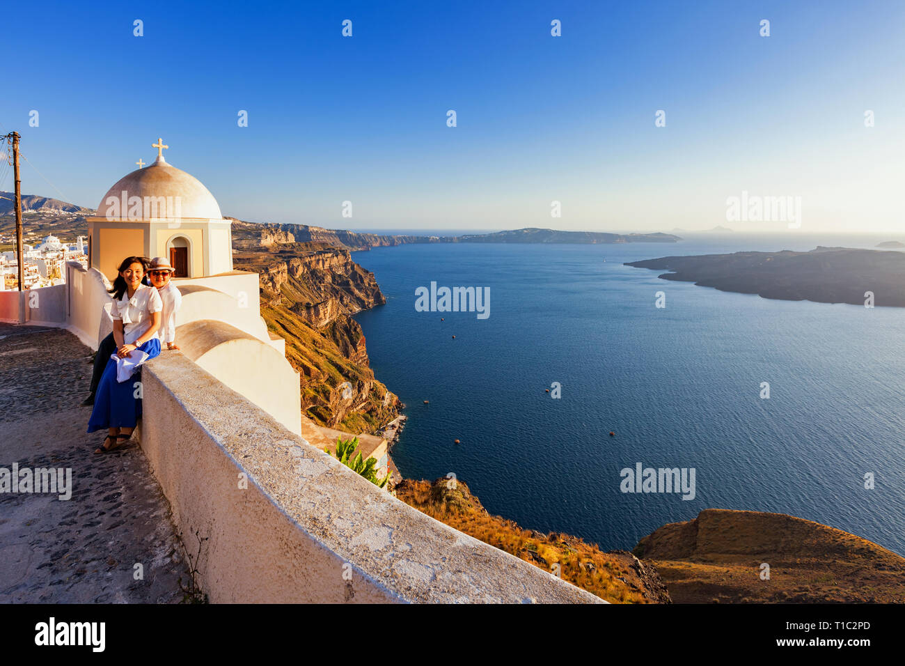 Coppia felice che posano per una foto di Santorini, Grecia. Foto Stock
